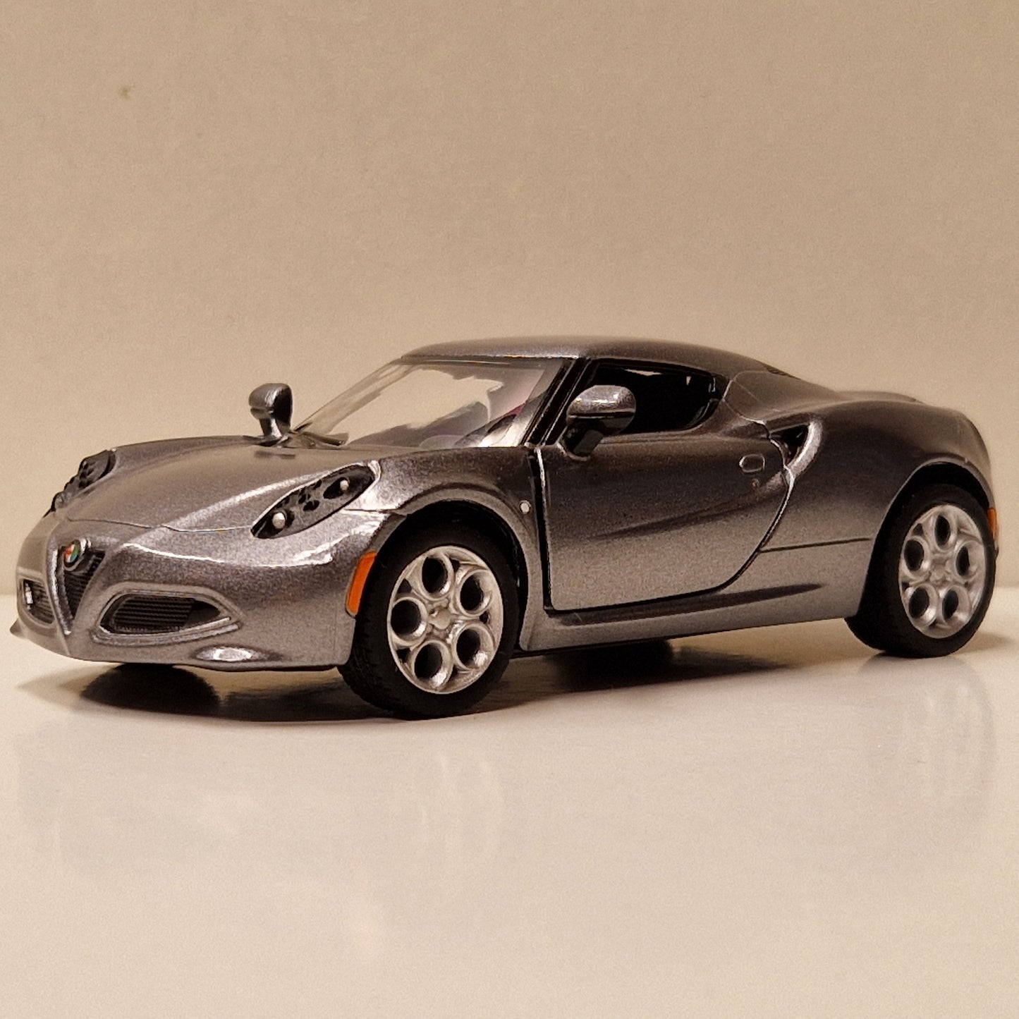 2013 Alfa Romeo 4C - Kinsmart 1:32