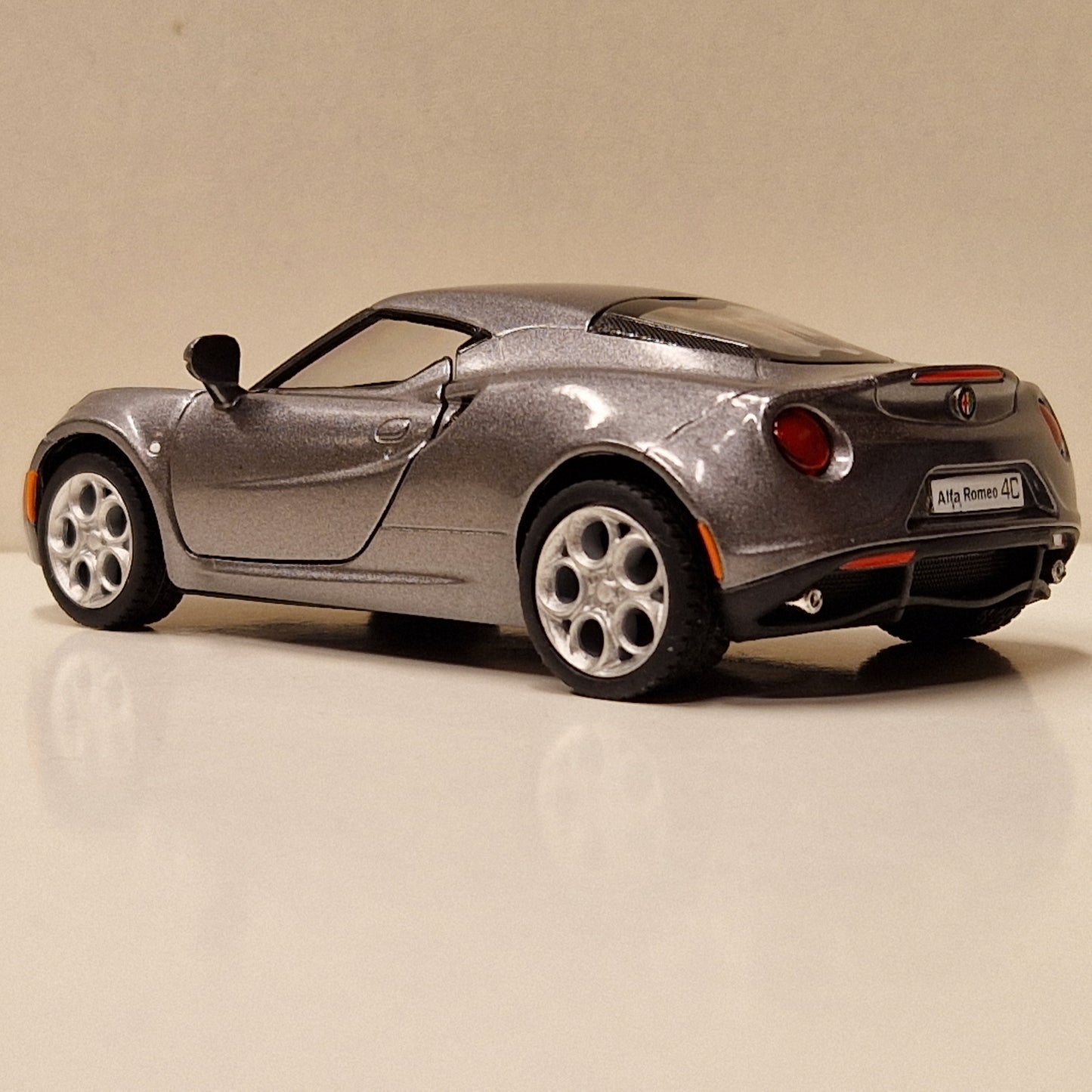 2013 Alfa Romeo 4C - Kinsmart 1:32