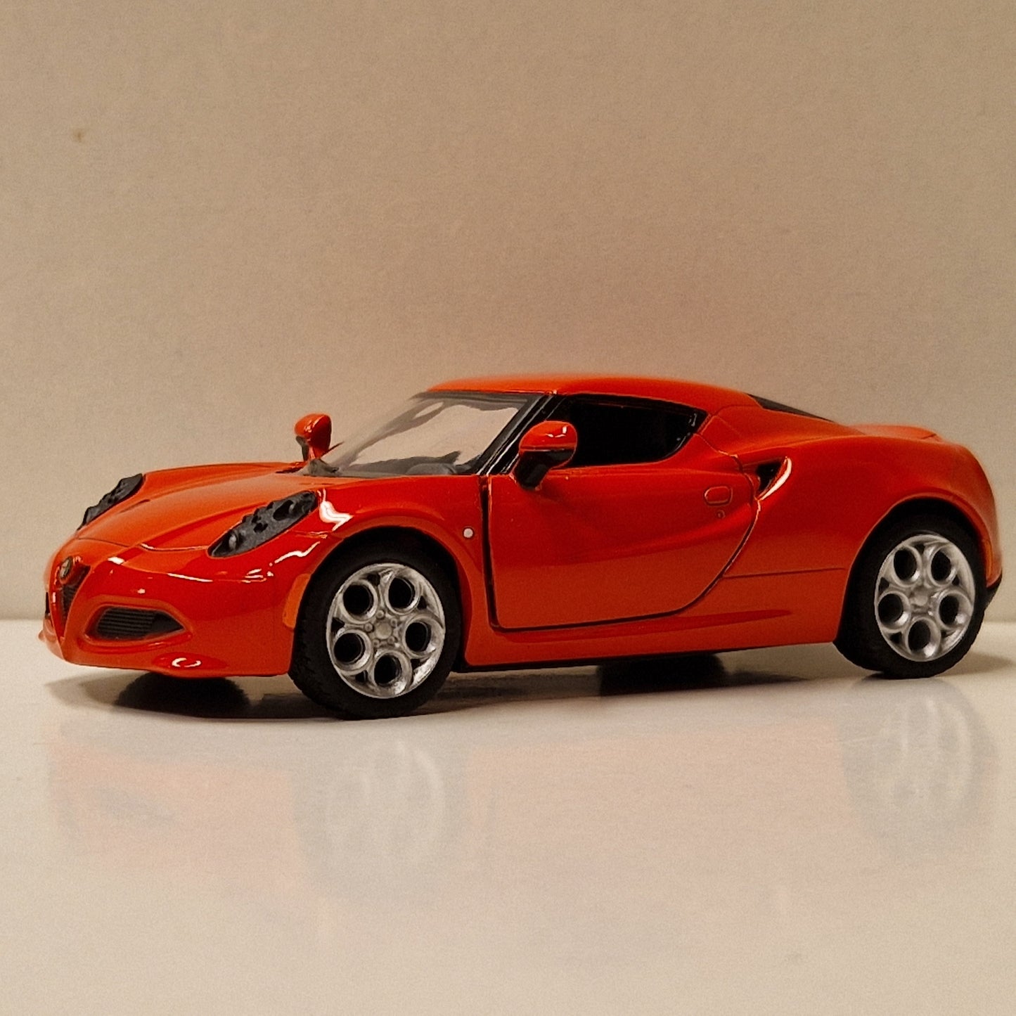 2013 Alfa Romeo 4C - Kinsmart 1:32