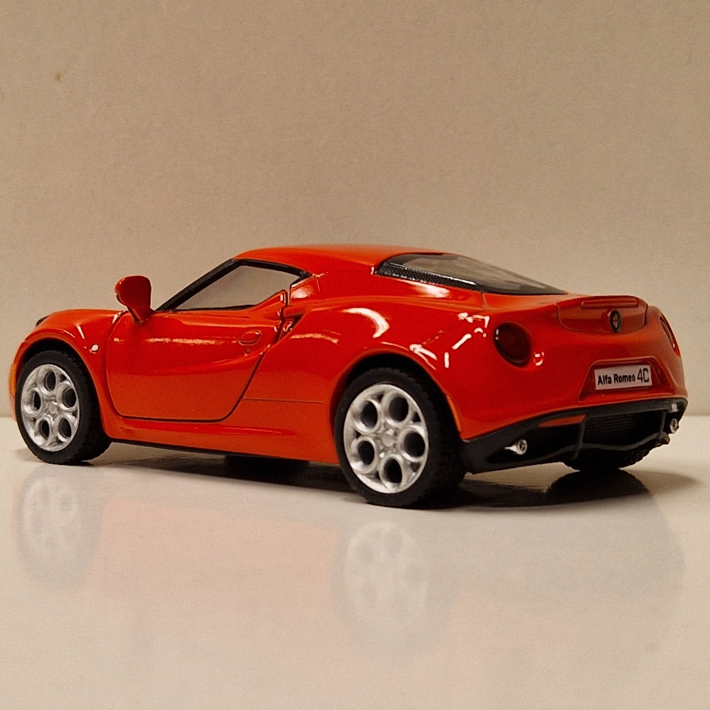 2013 Alfa Romeo 4C - Kinsmart 1:32