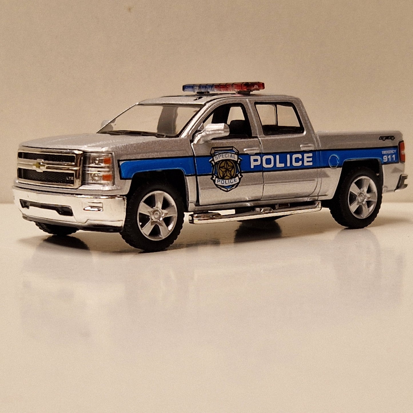 2014 Chevrolet Silverado - Kinsmart 1:46