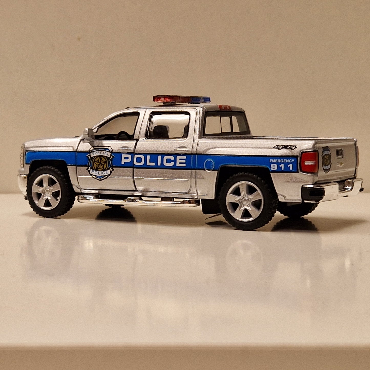 2014 Chevrolet Silverado - Kinsmart 1:46