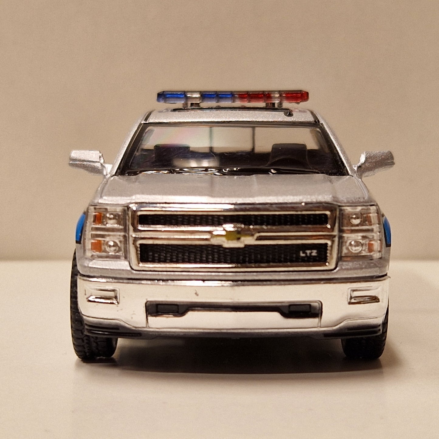 2014 Chevrolet Silverado - Kinsmart 1:46