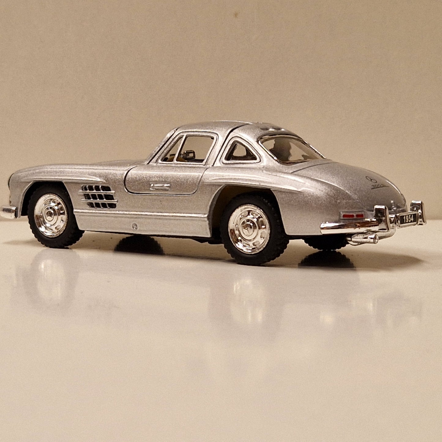 1954 Mercedes-Benz 300 SL Coupe - Kinsmart 1:36