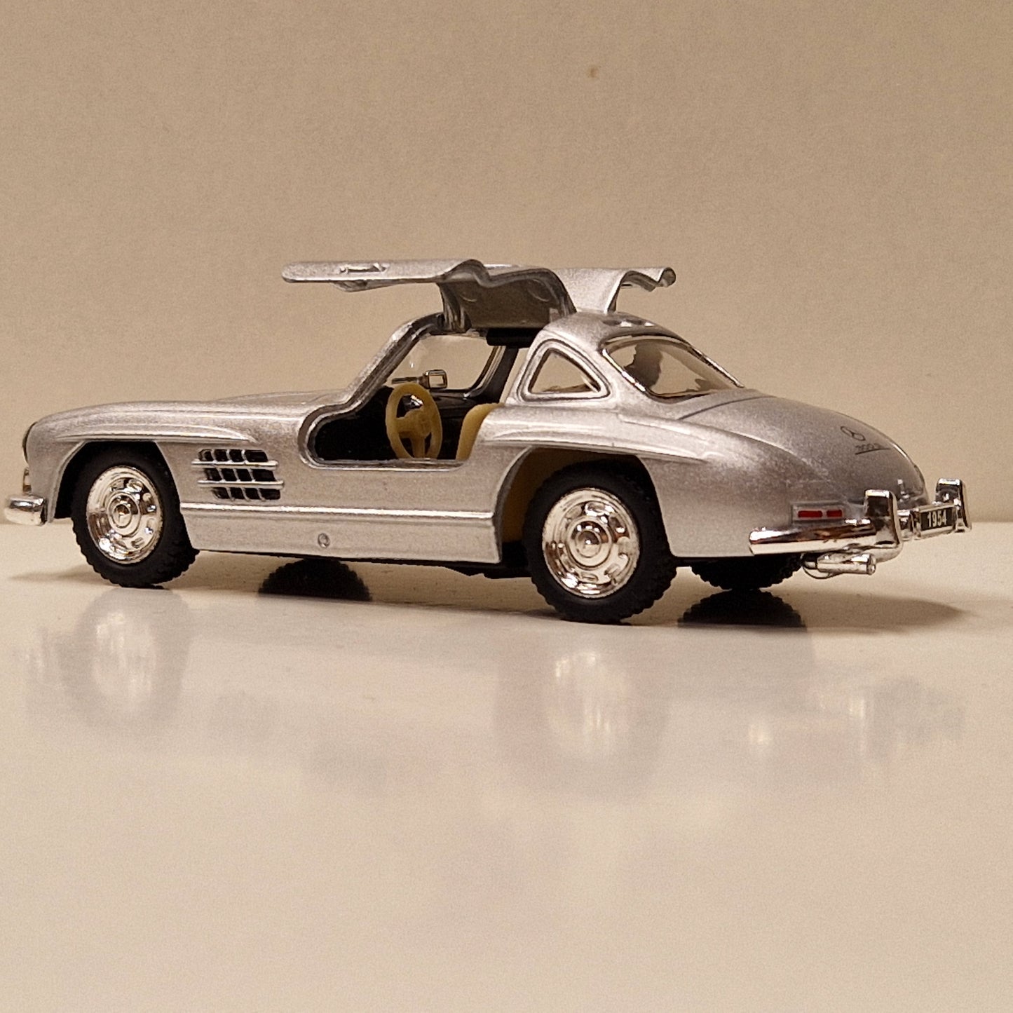 1954 Mercedes-Benz 300 SL Coupe - Kinsmart 1:36