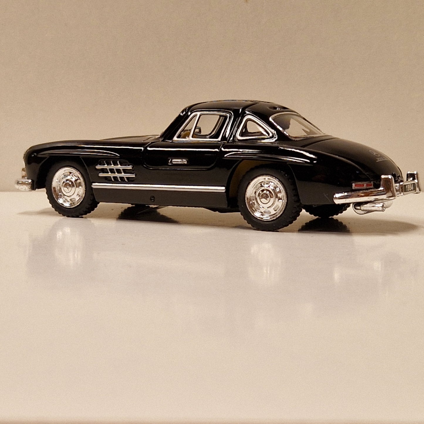 1954 Mercedes-Benz 300 SL Coupe - Kinsmart 1:36