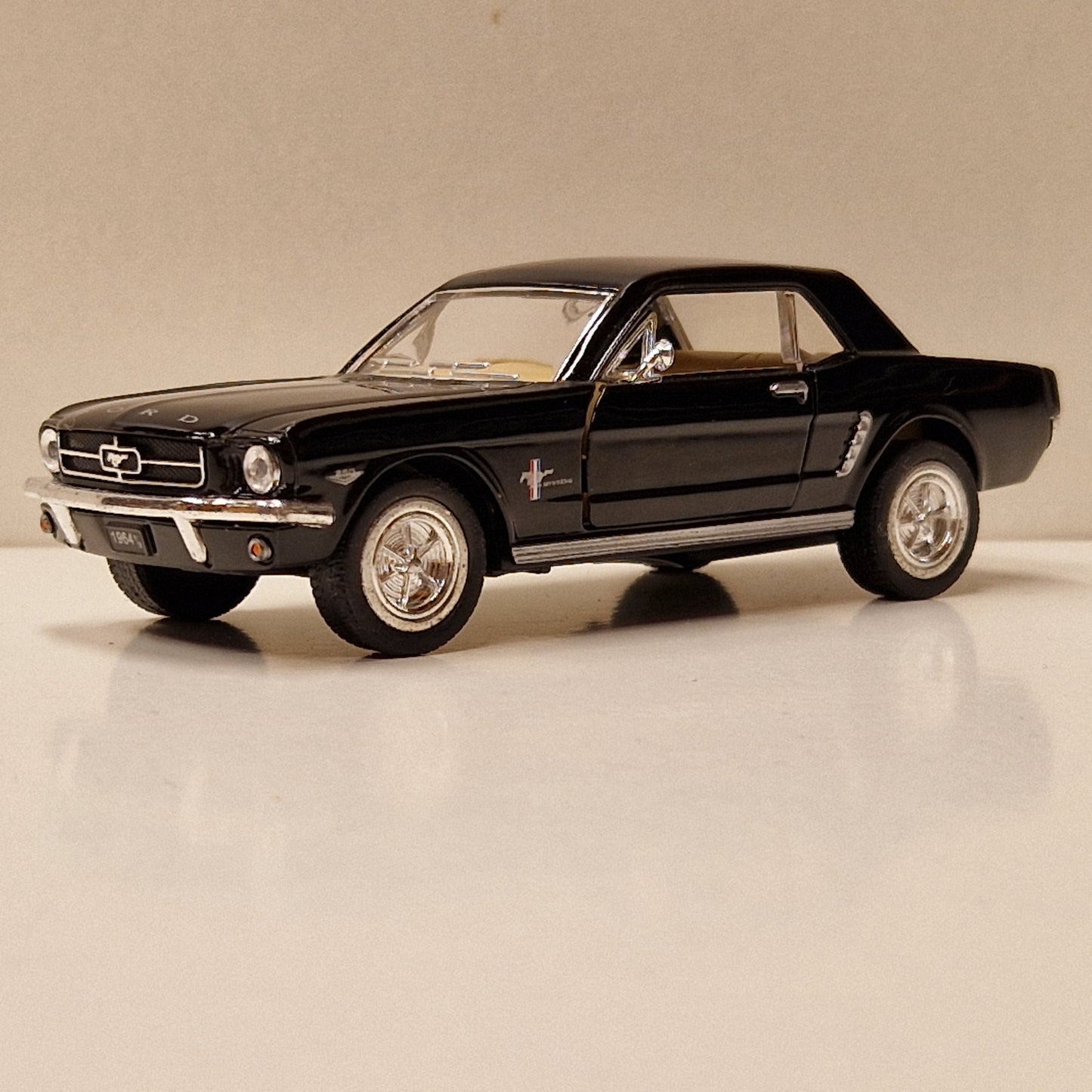 1964 1/2 Ford Mustang - Kinsmart 1:36