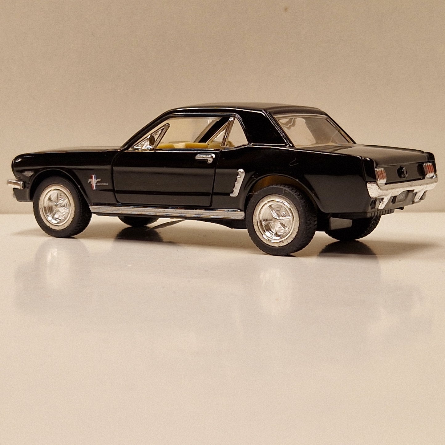 1964 1/2 Ford Mustang - Kinsmart 1:36
