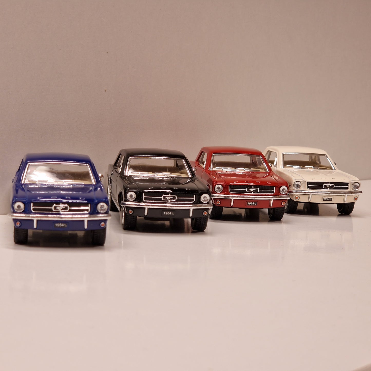 1964 1/2 Ford Mustang - Kinsmart 1:36