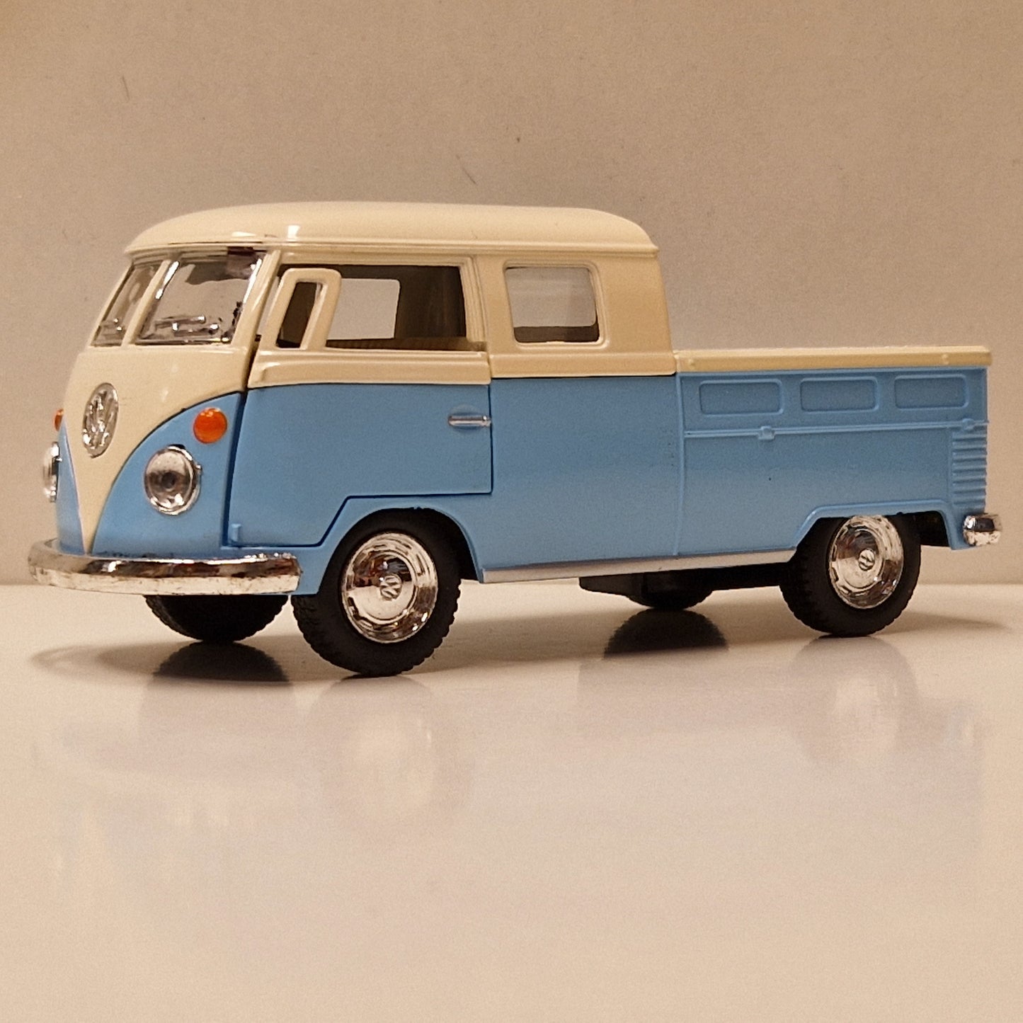 1963 VW Bus Double Cab Pickup - Kinsmart 1:34
