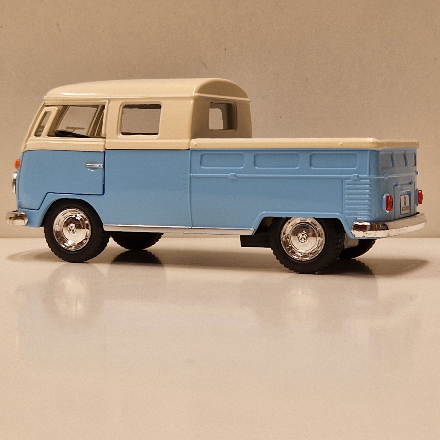 1963 VW Bus Double Cab Pickup - Kinsmart 1:34