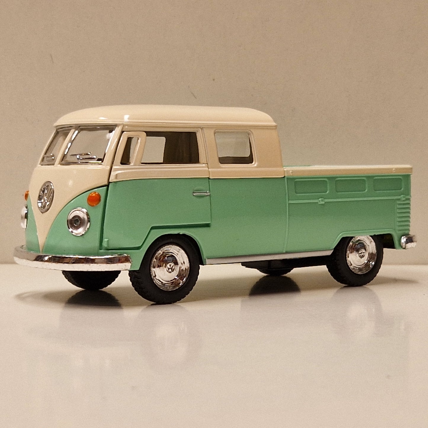 1963 VW Bus Double Cab Pickup - Kinsmart 1:34