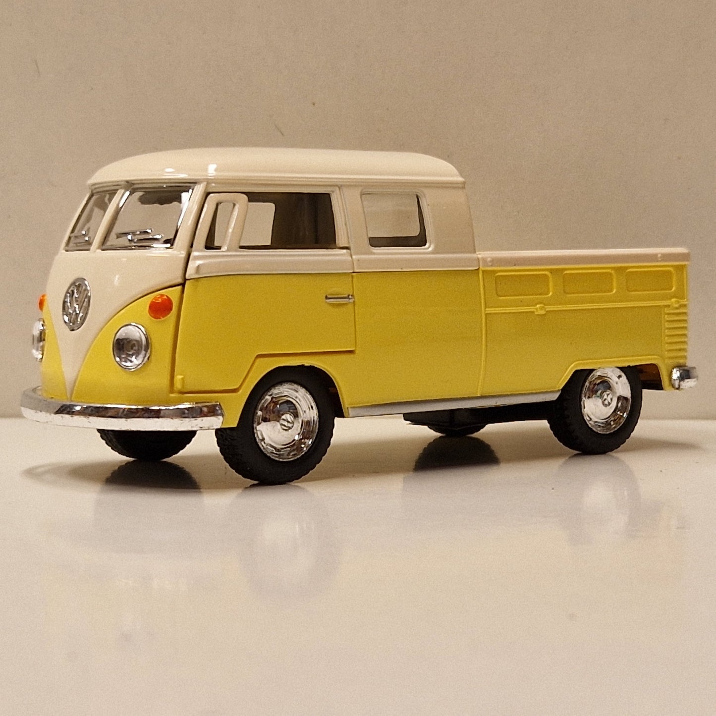1963 VW Bus Double Cab Pickup - Kinsmart 1:34