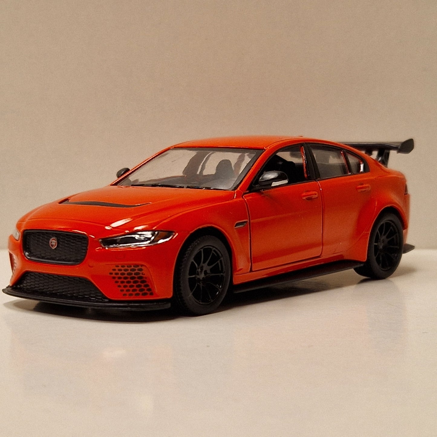 Jaguar XE SV Project 8 - Kinsmart 1:38