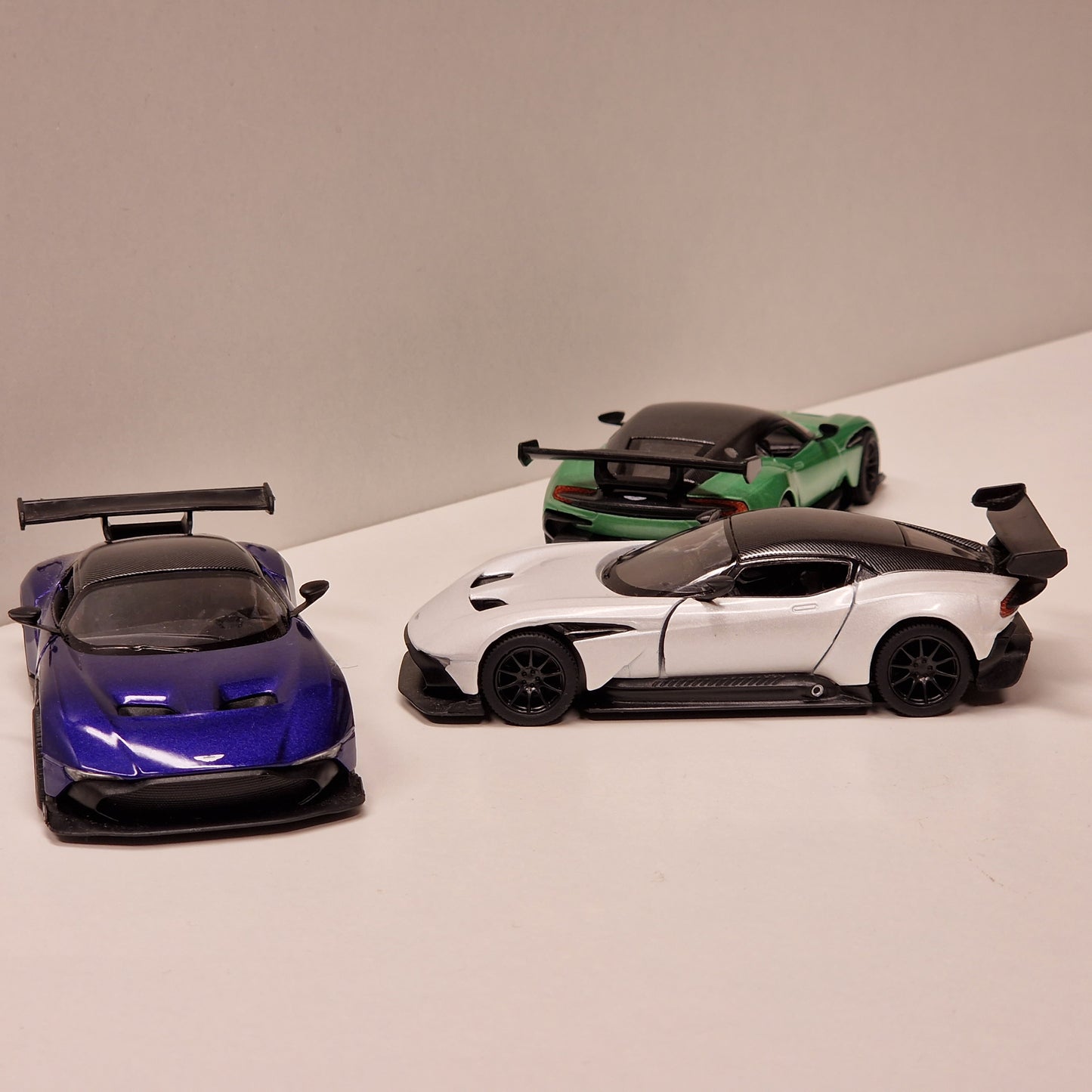 2016 Aston Martin Vulcan - Kinsmart 1:38