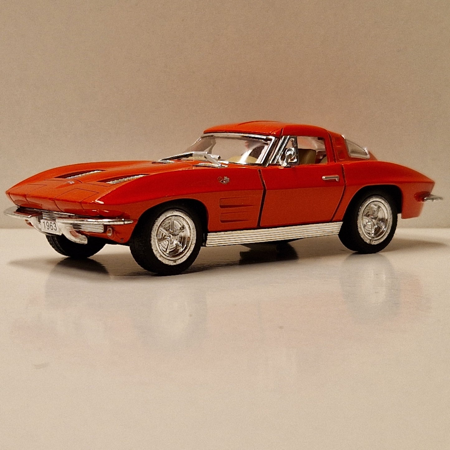 1963 Chevrolet Corvette Sting Ray - Kinsmart 1:36
