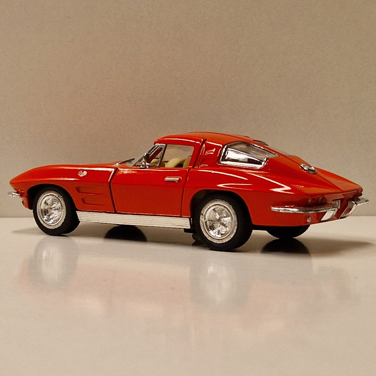 1963 Chevrolet Corvette Sting Ray - Kinsmart 1:36