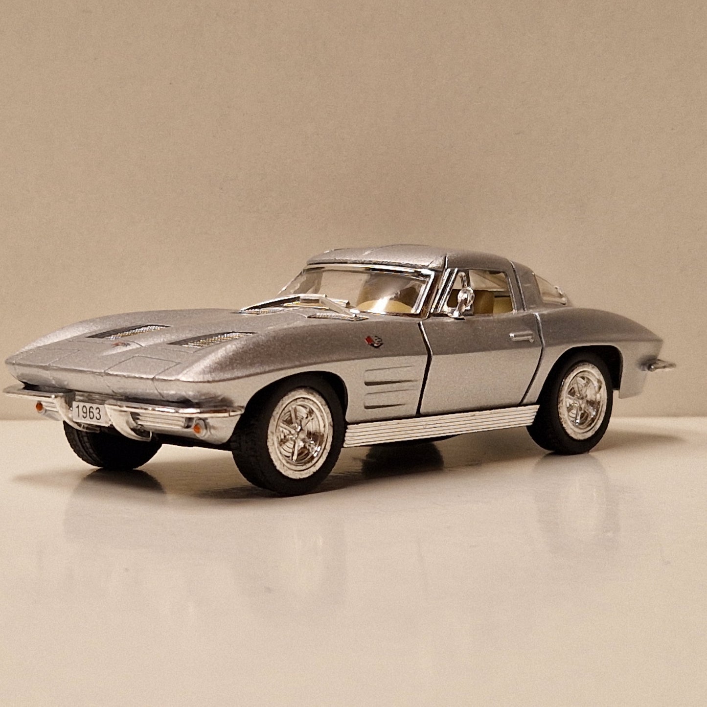 1963 Chevrolet Corvette Sting Ray - Kinsmart 1:36