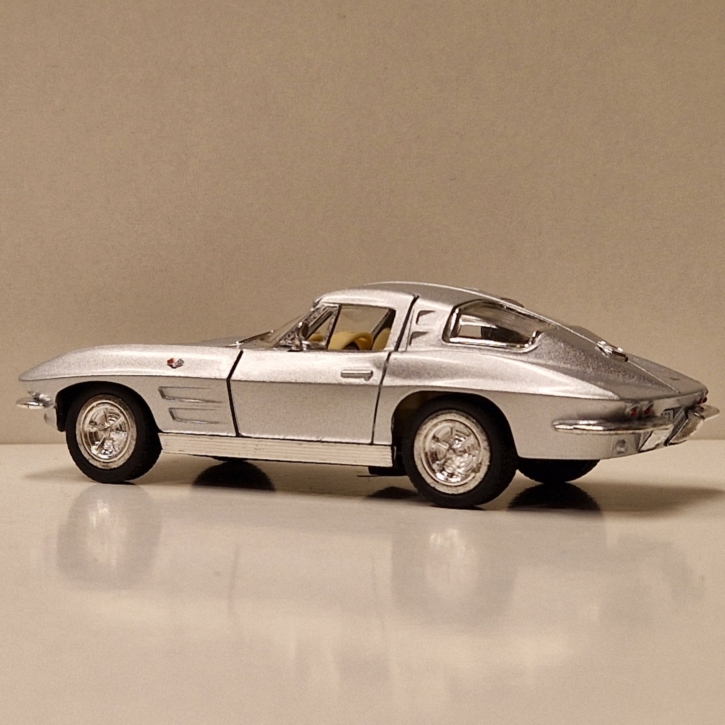 1963 Chevrolet Corvette Sting Ray - Kinsmart 1:36