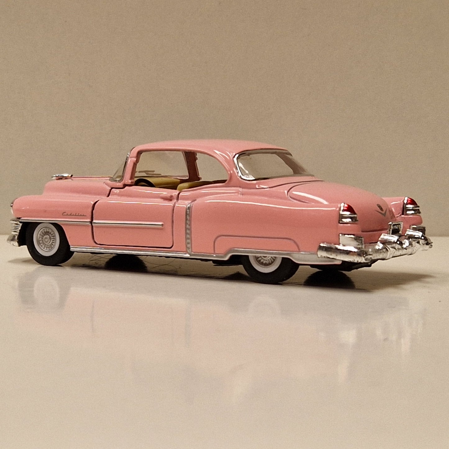 1953 Cadillac Series 62 Coupe - Rosa - Kinsmart 1:43