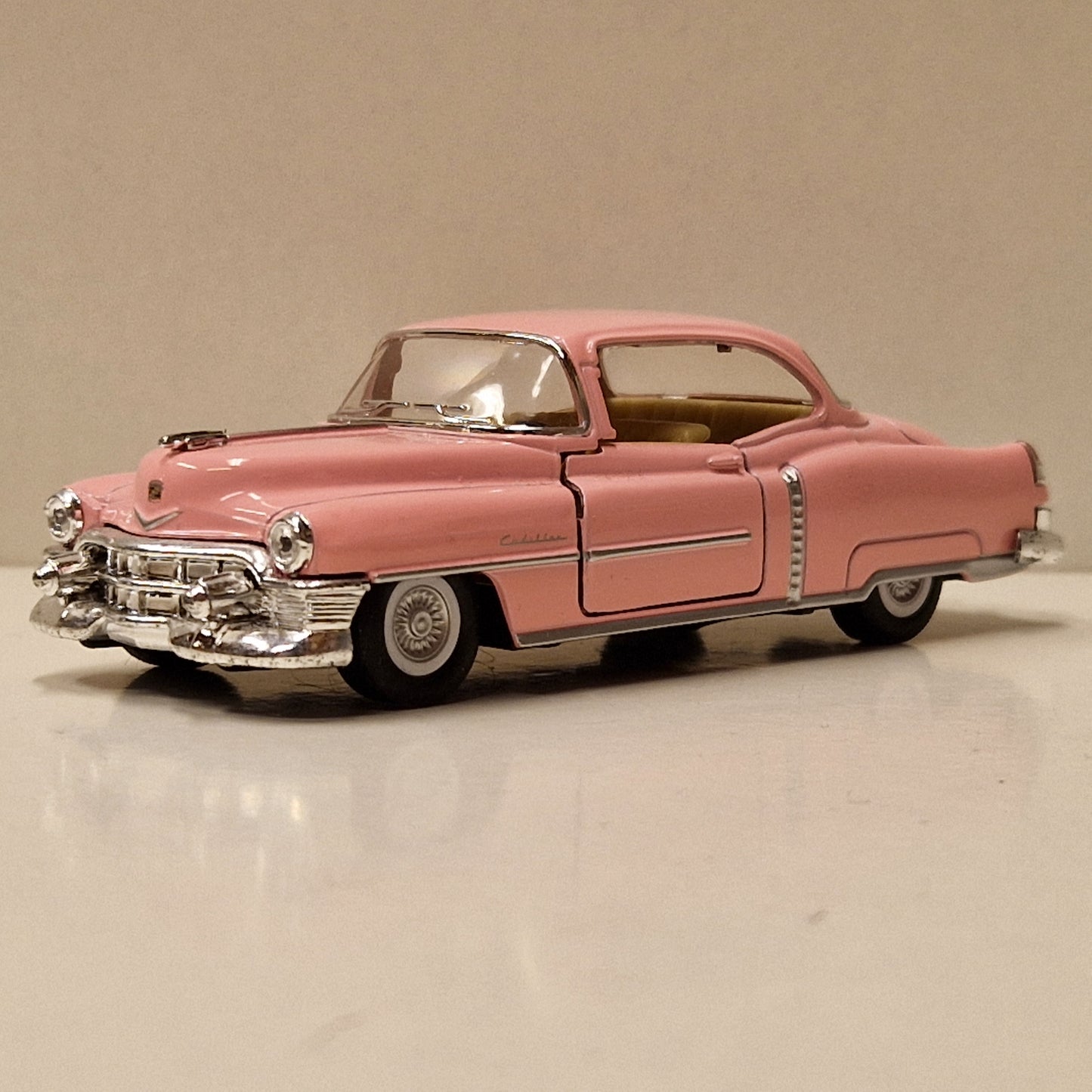 1953 Cadillac Series 62 Coupe - Rosa - Kinsmart 1:43