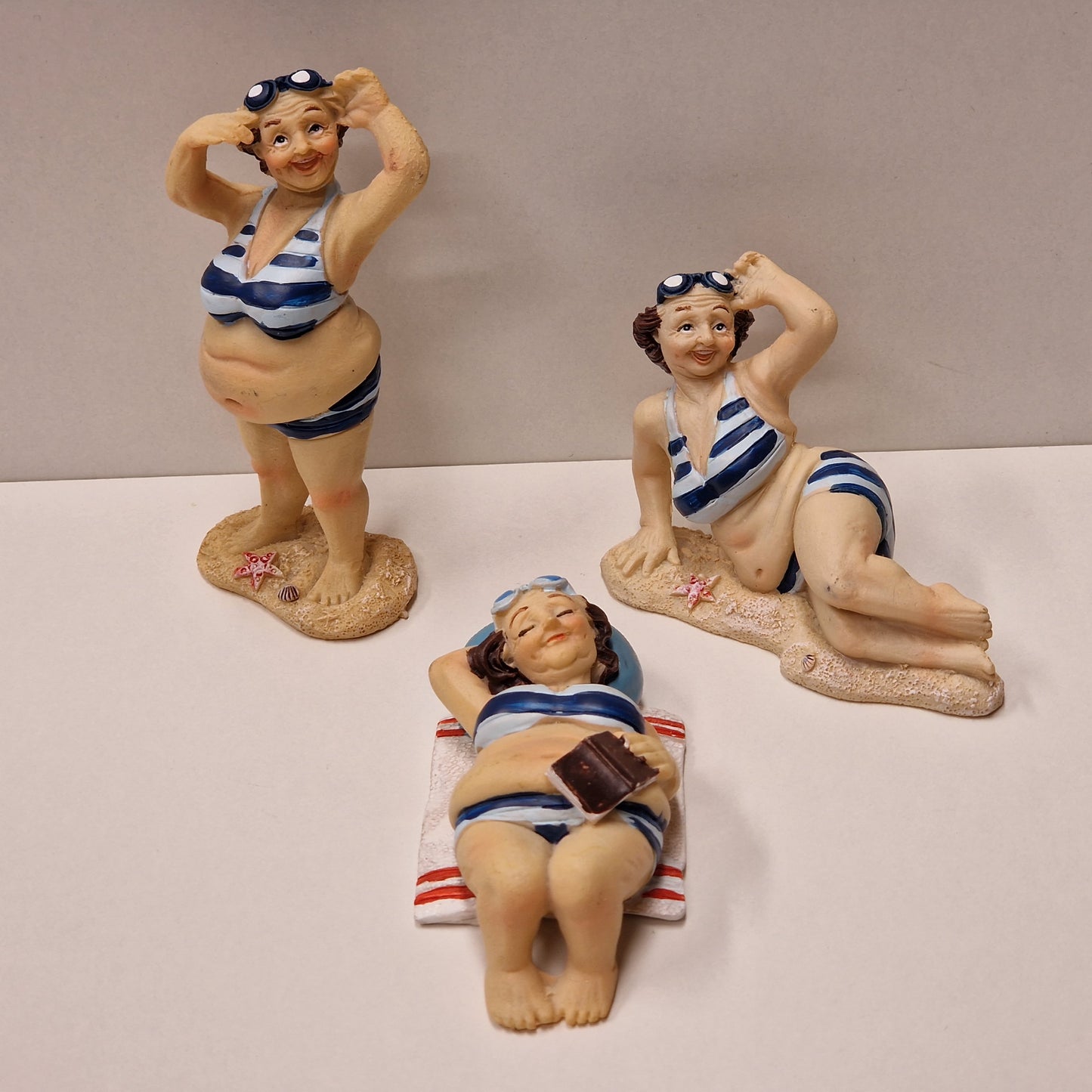 Eldre badedame på håndkle, liggende