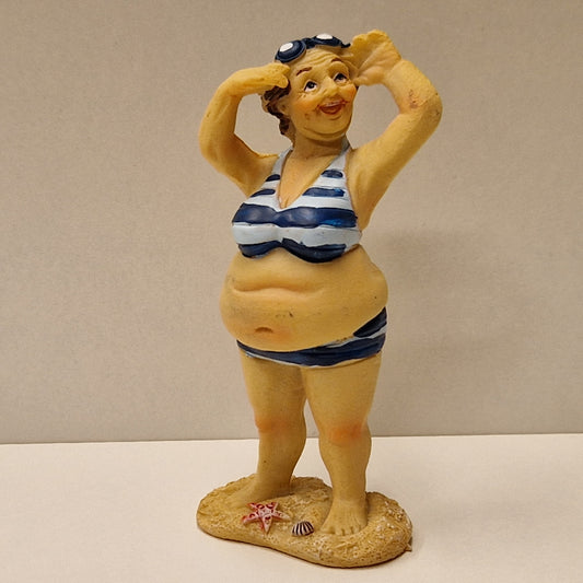 Eldre badedame på stranden, stående