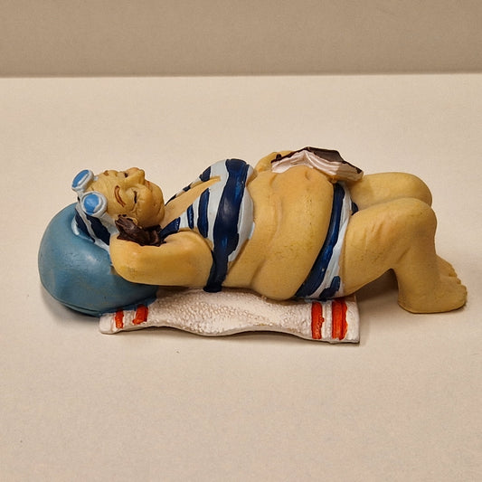 Eldre badedame på håndkle, liggende