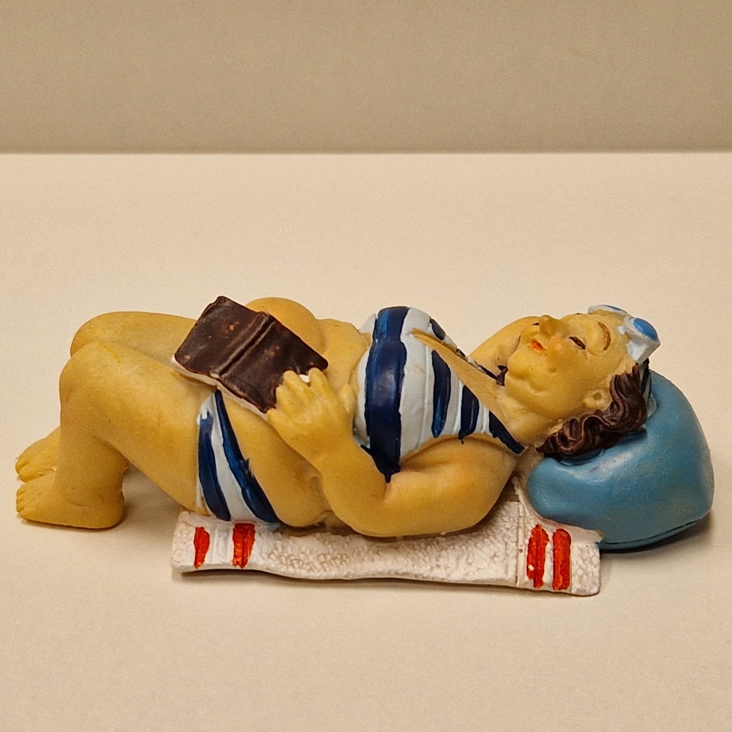 Eldre badedame på håndkle, liggende