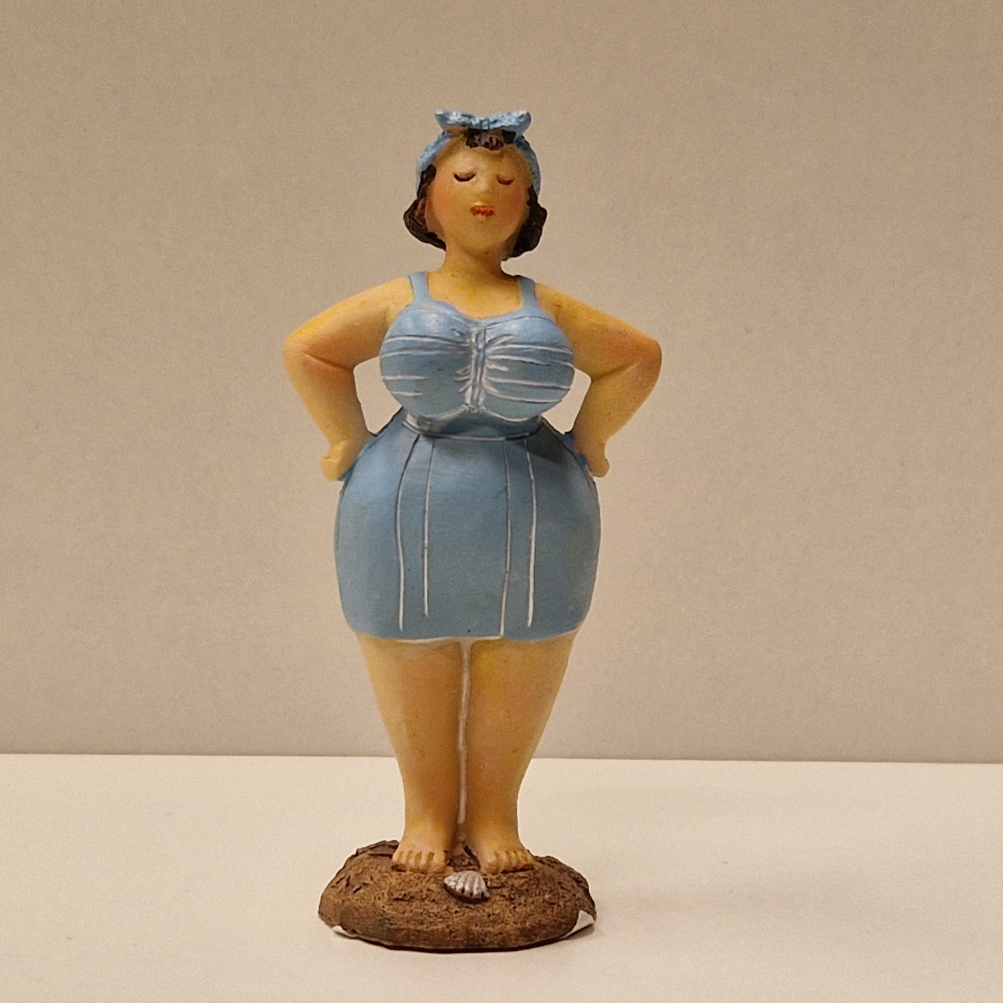 Lubben dame i badedrakt og hårbånd, lys blå