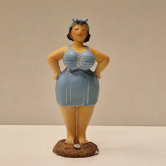 Lubben dame i badedrakt og hårbånd, lys blå