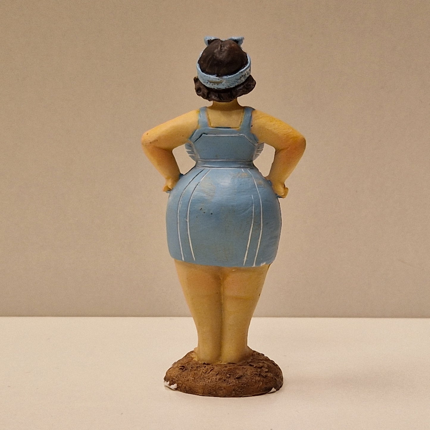 Lubben dame i badedrakt og hårbånd, lys blå