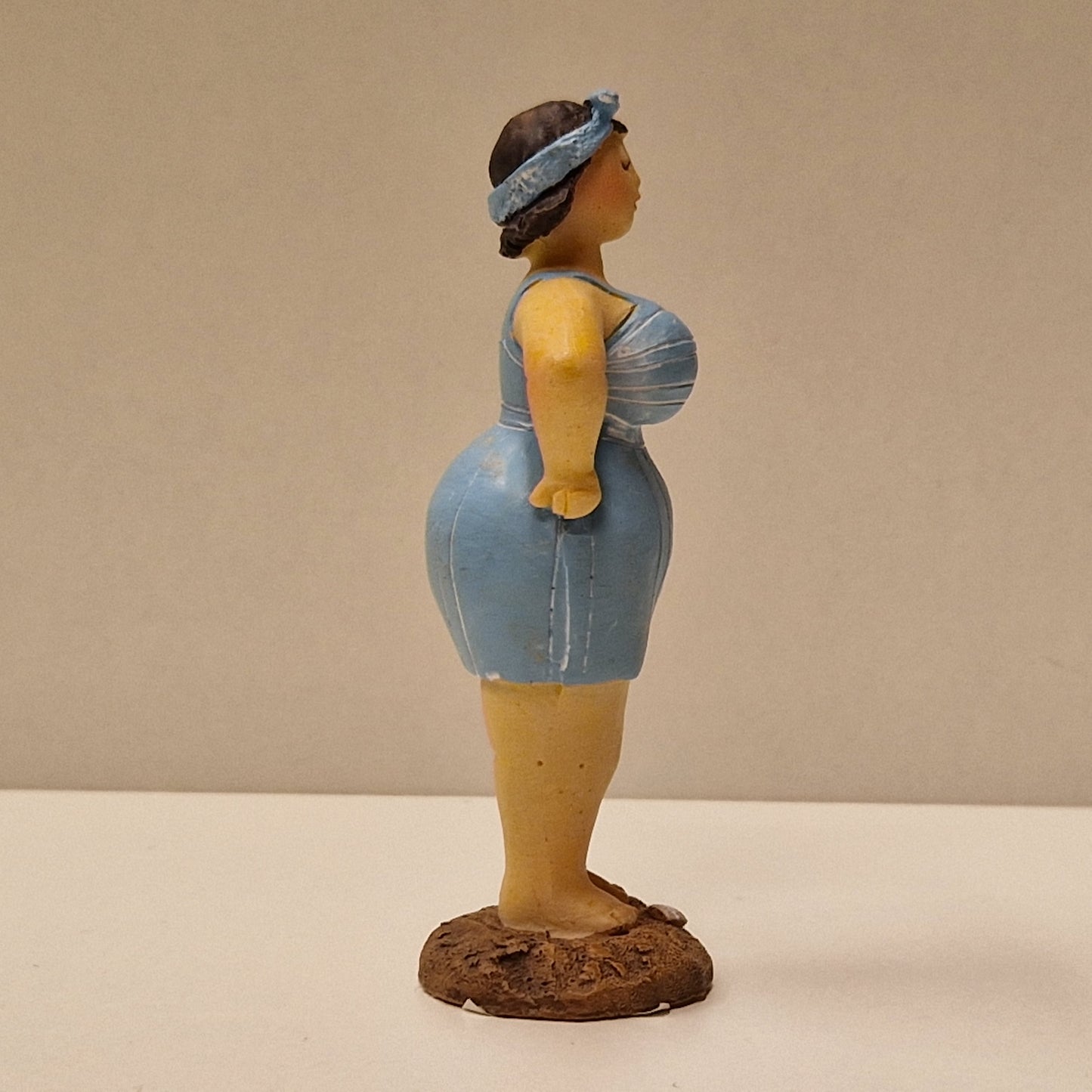 Lubben dame i badedrakt og hårbånd, lys blå