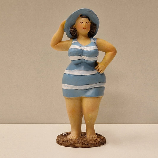 Lubben dame i stripete badedrakt og hatt, lys blå