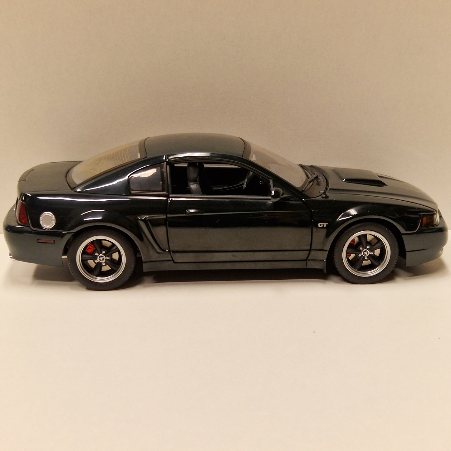 2001 - Ford Mustang GT Bullit - Autoart 1:18