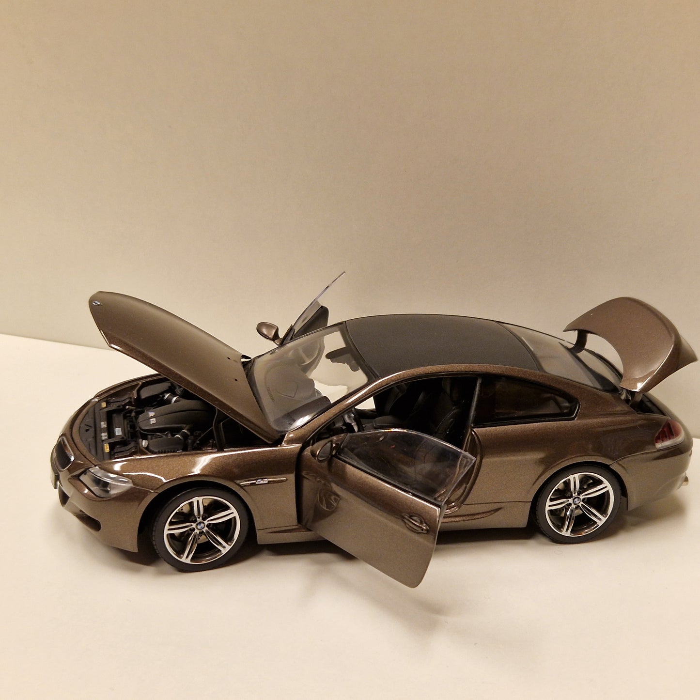 BMW M6 - Kyoso 1:18