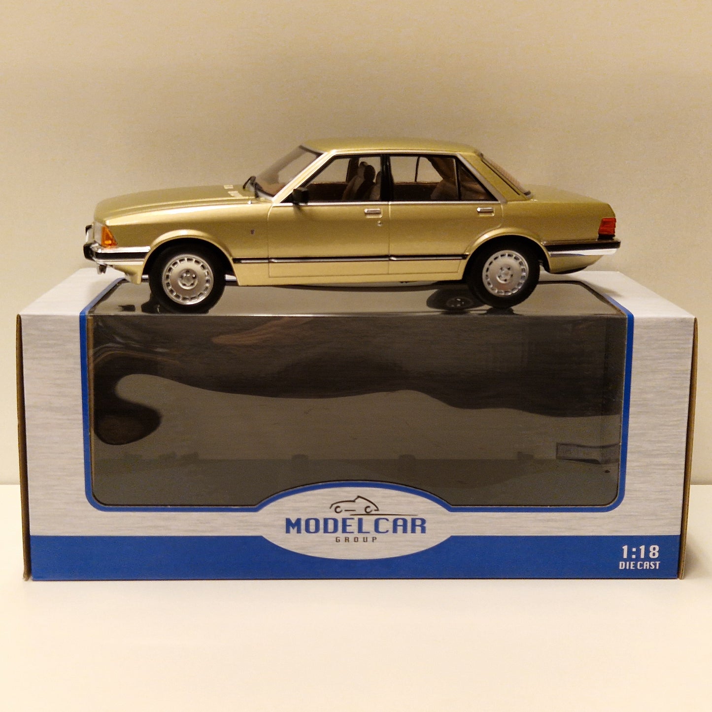 Ford Granada MKII - Beige/lys gull metallic - Modelcar group - 1:18