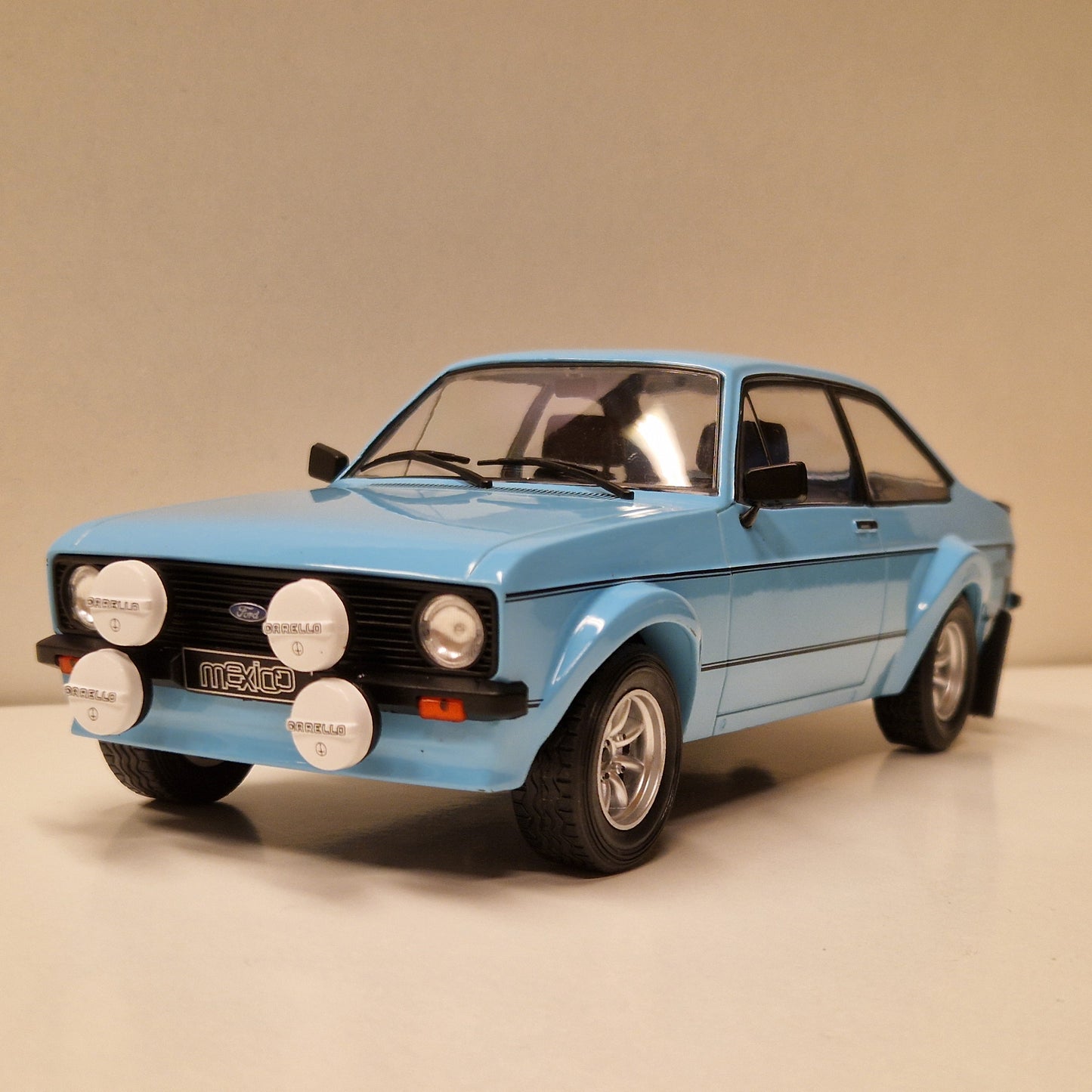 Ford Escort RS Mexico MKII - 1977 - Lys blå - IXO - 1:18
