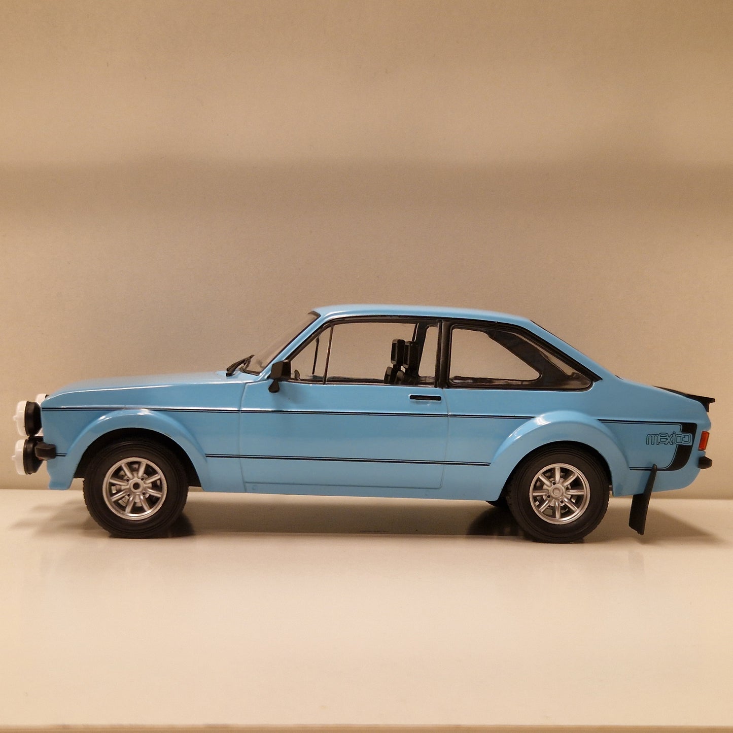 Ford Escort RS Mexico MKII - 1977 - Lys blå - IXO - 1:18