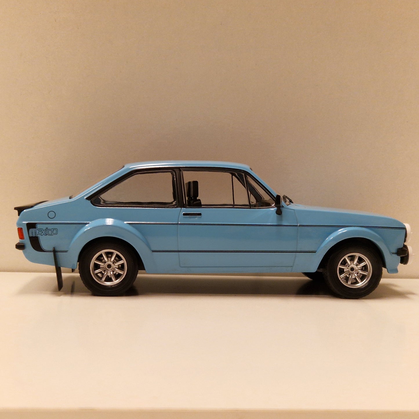 Ford Escort RS Mexico MKII - 1977 - Lys blå - IXO - 1:18