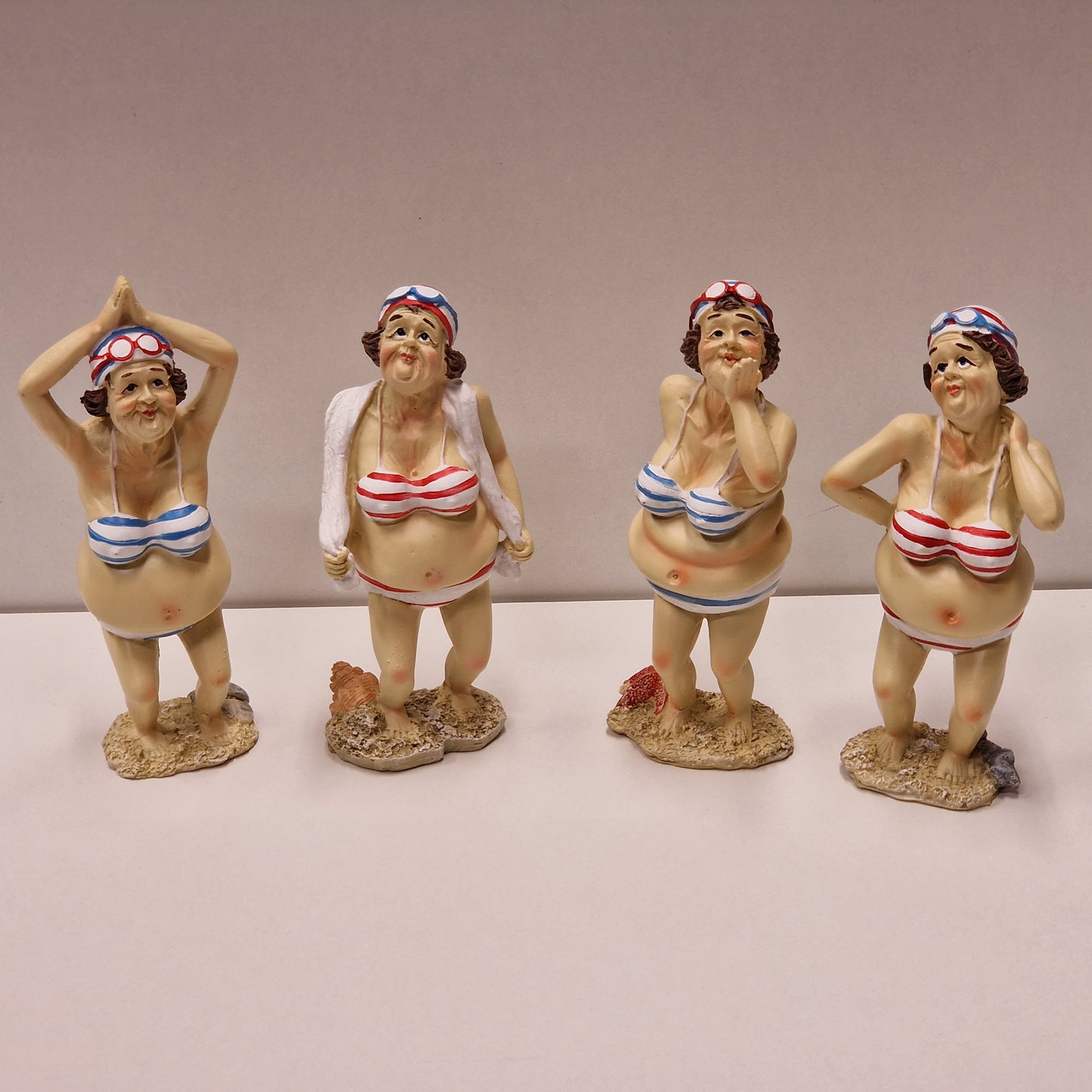 Sjarmerende eldre badedame i bikini og håndkle