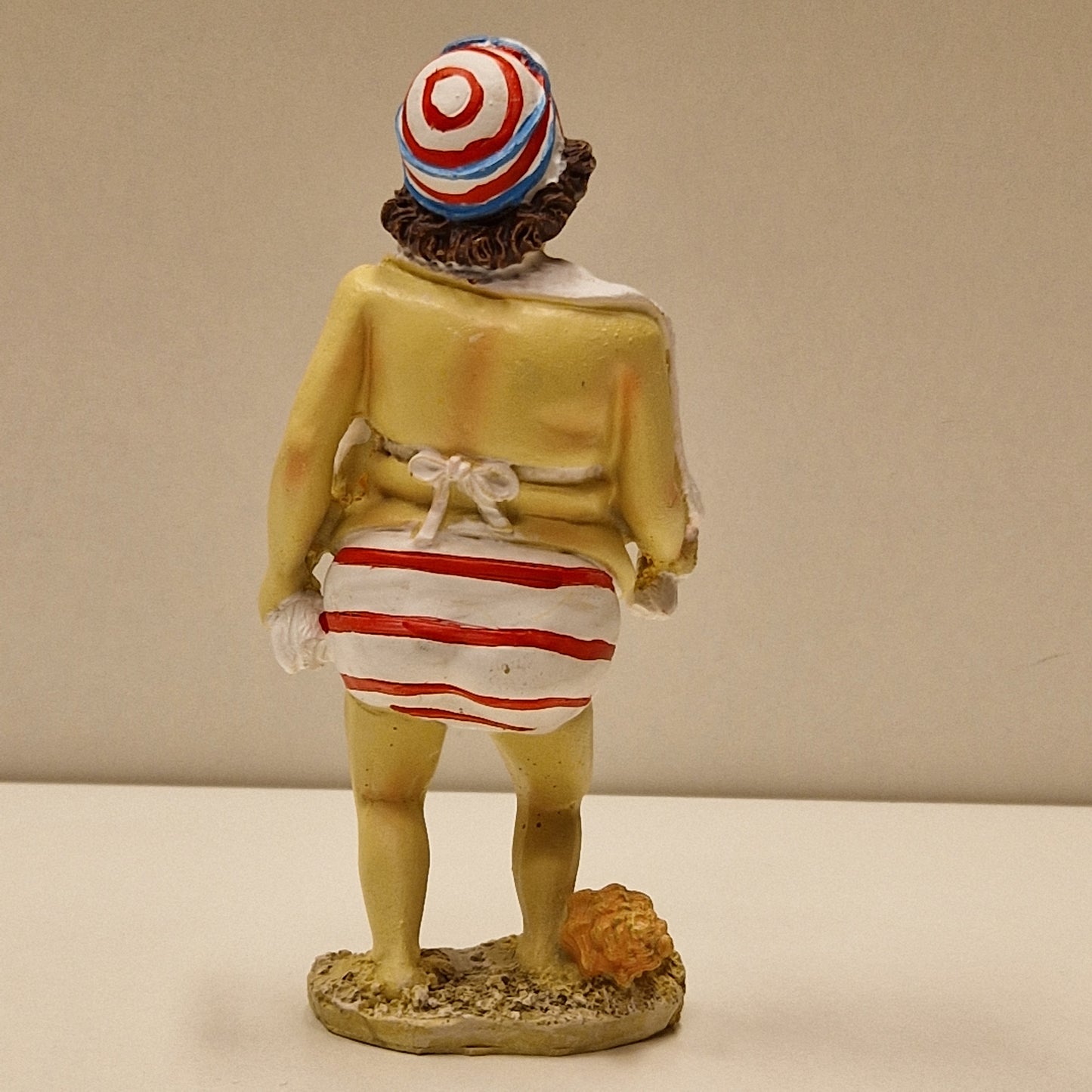 Sjarmerende eldre badedame i bikini og håndkle