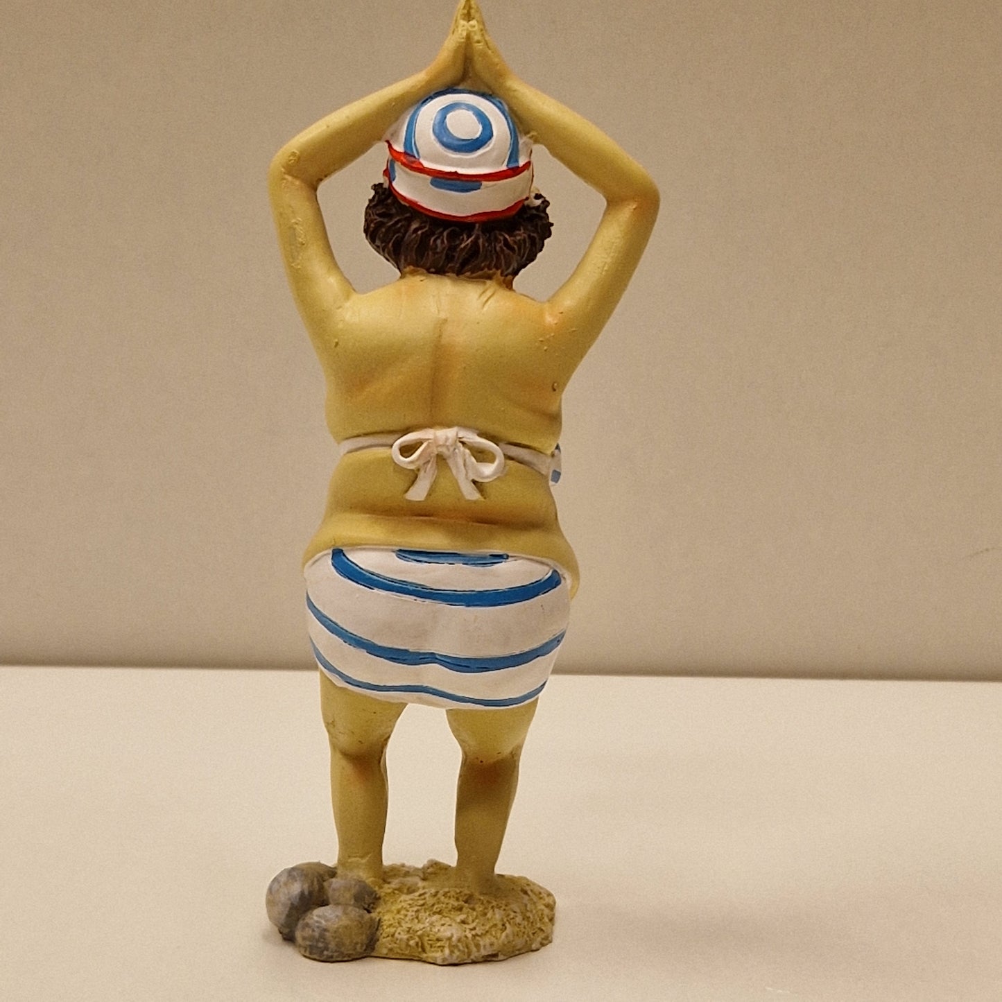 Sjarmerende eldre badedame i bikini - klar til å stupe