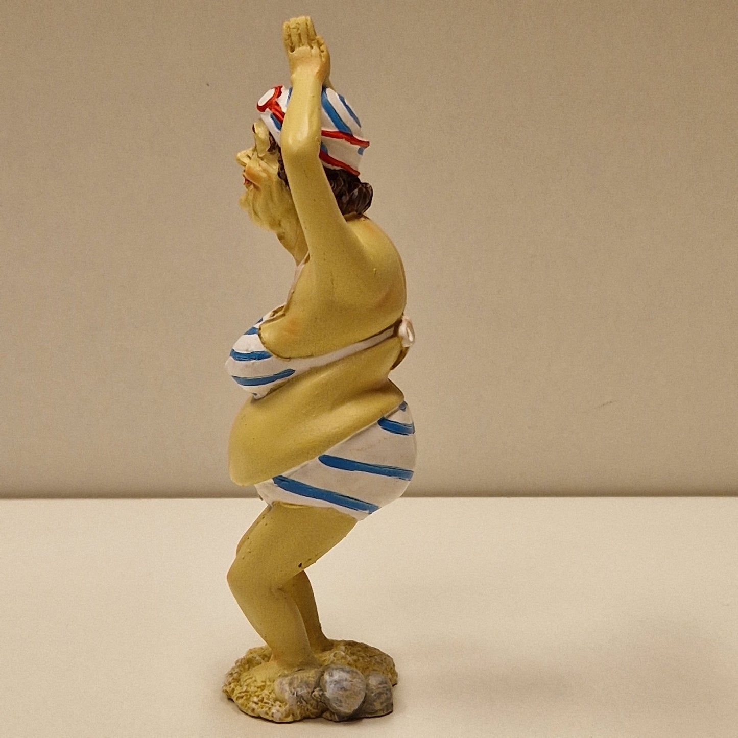 Sjarmerende eldre badedame i bikini - klar til å stupe