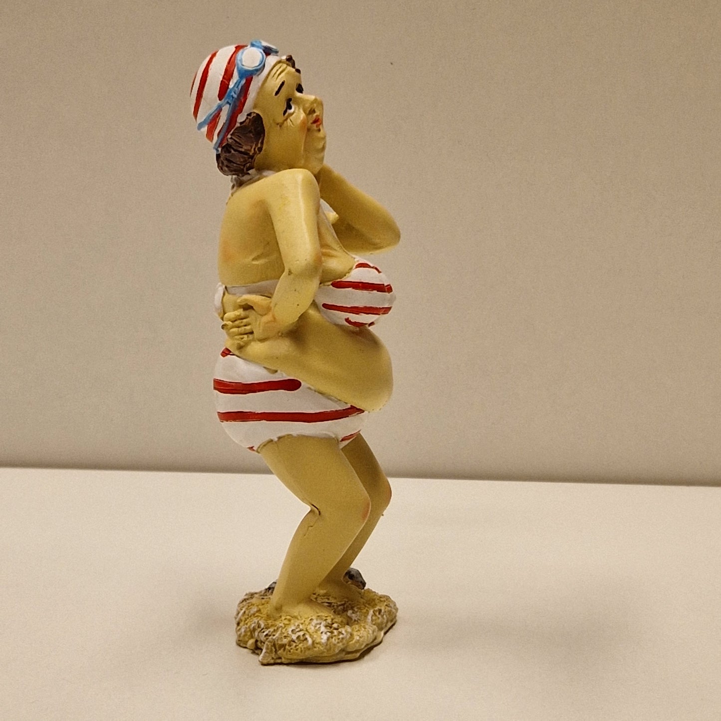 Sjarmerende eldre badedame i bikini med bedårende blikk