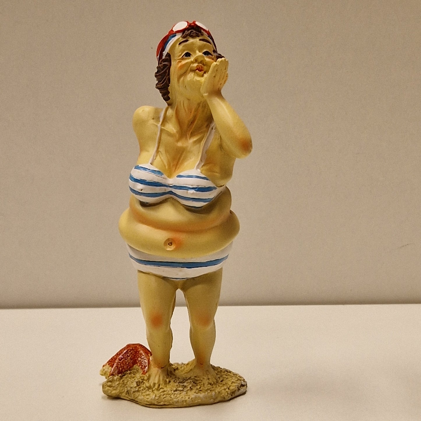 Sjarmerende eldre badedame i bikini, perfekt maritim dekor fra Lindesnes Hytteservice