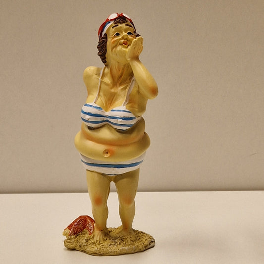 Sjarmerende eldre badedame i bikini, perfekt maritim dekor fra Lindesnes Hytteservice