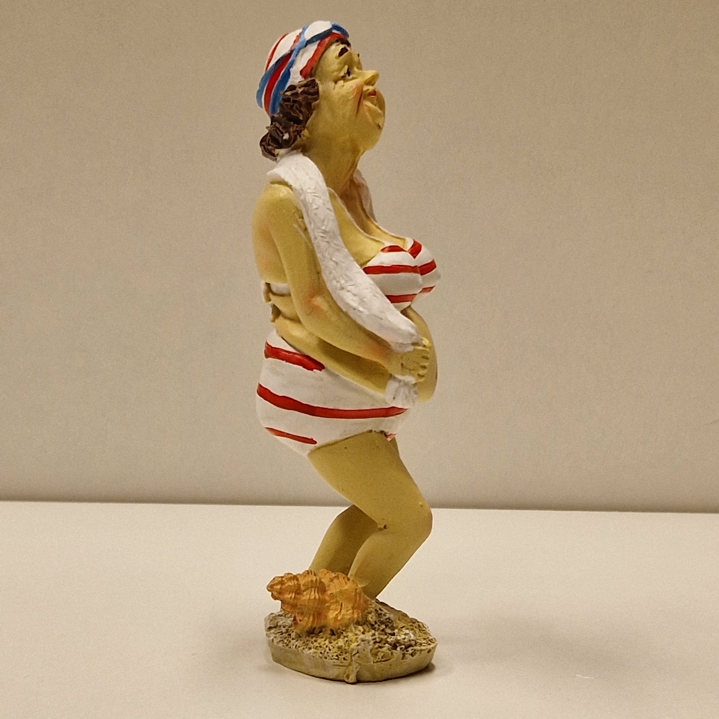 Sjarmerende eldre badedame i bikini og håndkle