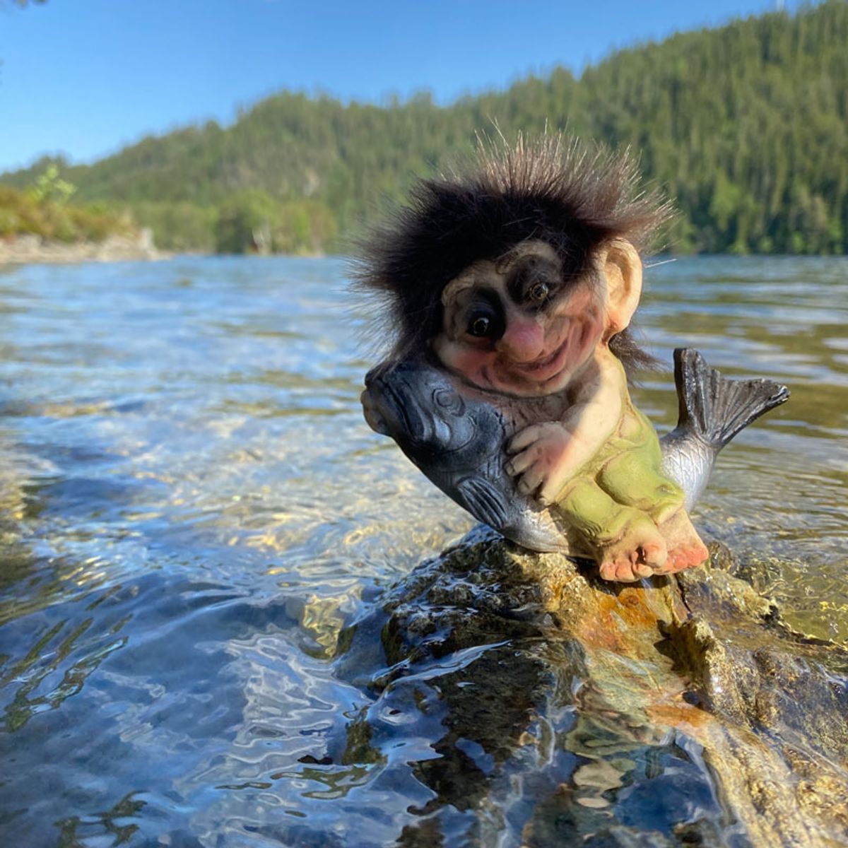 Troll som sitter på en fisk (Troll nr. 227)