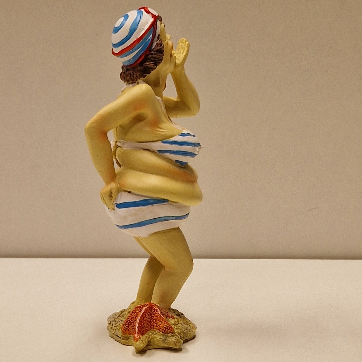 Sjarmerende eldre badedame i bikini som sender slengkyss